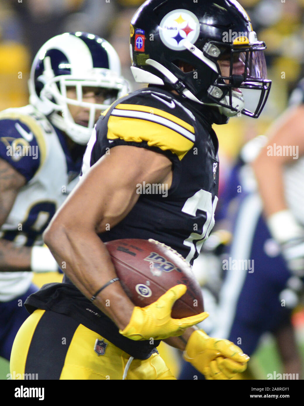 Pittsbugh, United States. 10th Nov, 2019. Pittsburgh Steelers Hame of Fame  Stars John Stallworth and Lynn Swann wave their Terrible Towels before the  start of the Steelers17-12 win against the Los Angeles