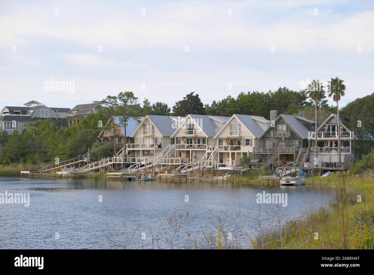 Resort homes and vacation homes around Camp Creek Lake for lake living