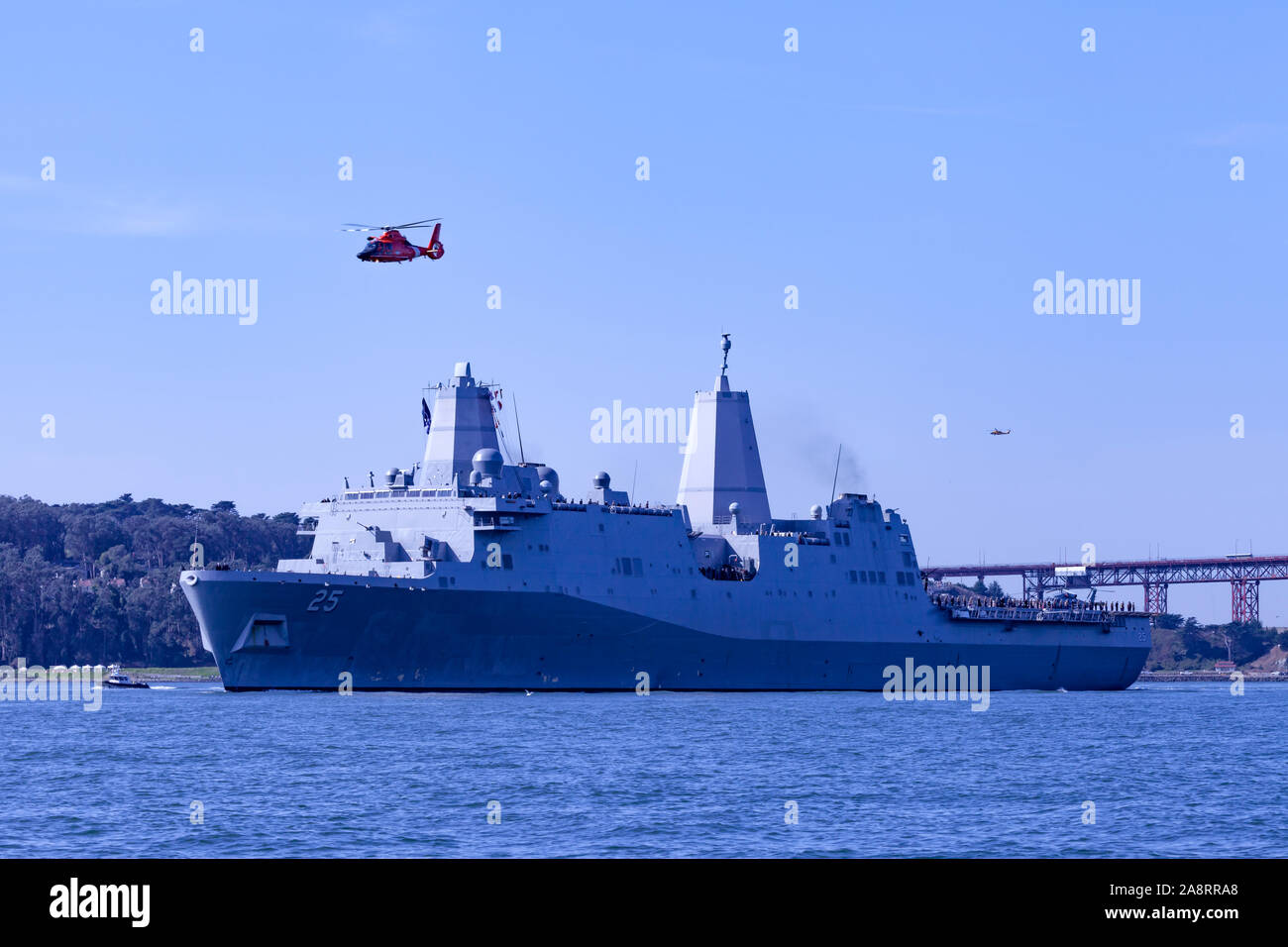 San Antonio-class amphibious transport dock USS Somerset (LPD-25) enters San Francisco Bay as it leads the Parade of Ships during the 2019 San Francis Stock Photo