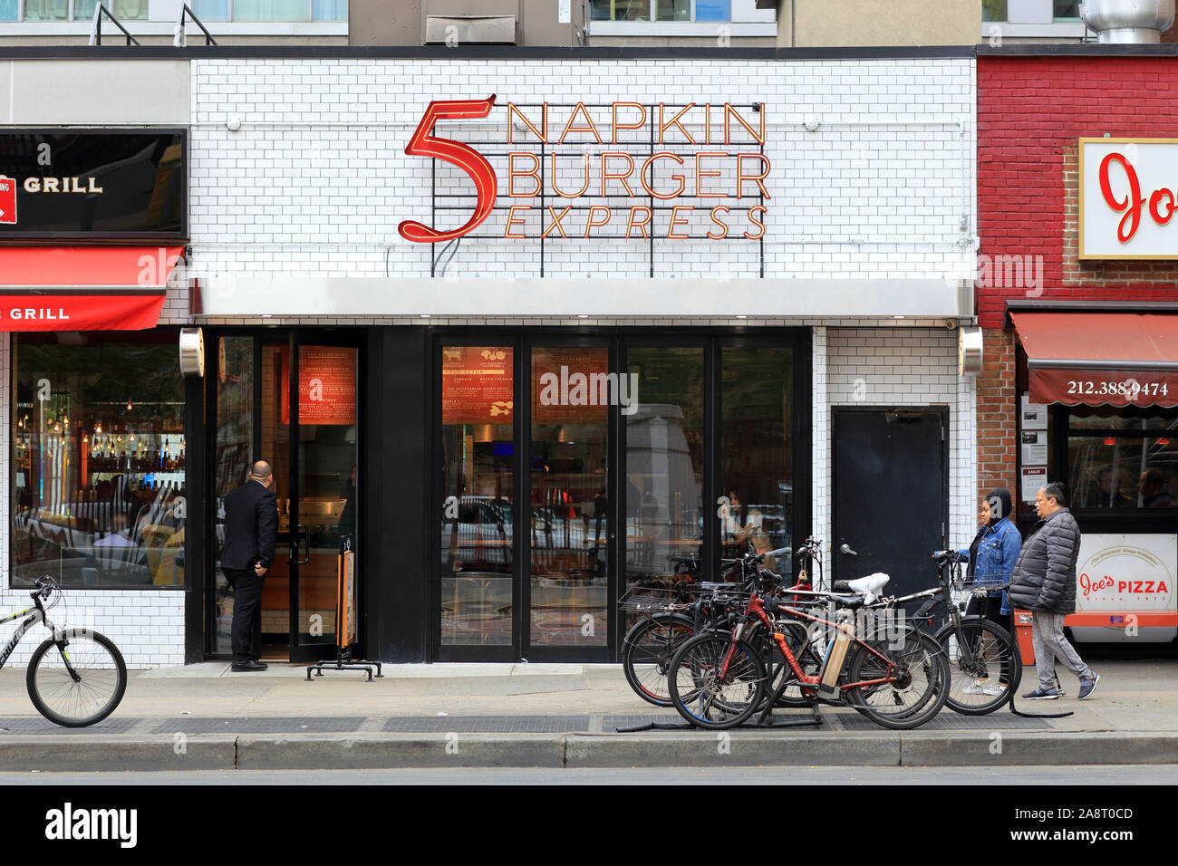 [historical storefront] 5 Napkin Burger Express, 154 East 14th St, New York, NYC storefront photo of a fast casual restaurant in the East Village Stock Photo