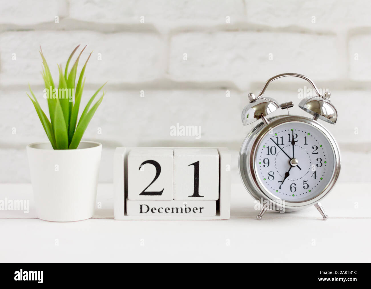 Calendar on the table hi-res stock photography and images - Alamy