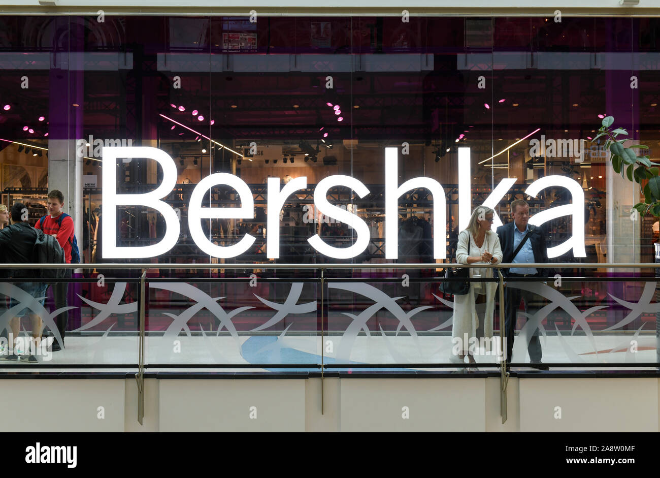 Bershka logo hi-res stock photography and images - Alamy