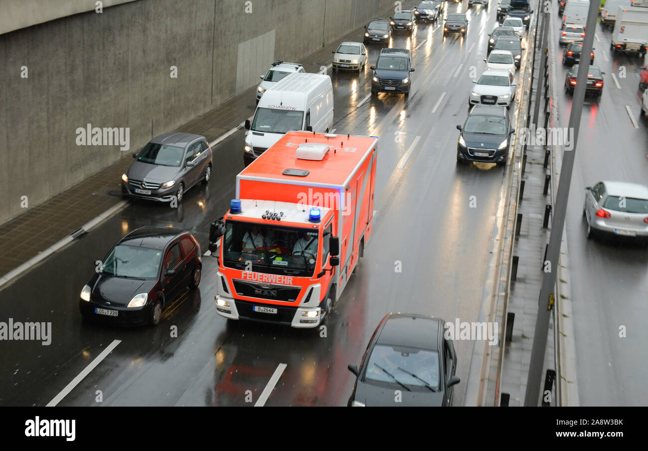 Rettungsgasse, Feuerwehr, Verkehr, Stadtautobahn A 100, Wilmersdorf, Berlin, Deutschland Stock Photo