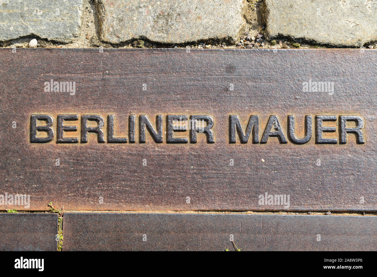 Bodenmarkierung, Berliner Mauer, Bernauer Straße, Mitte, Berlin, Deutschland Stock Photo