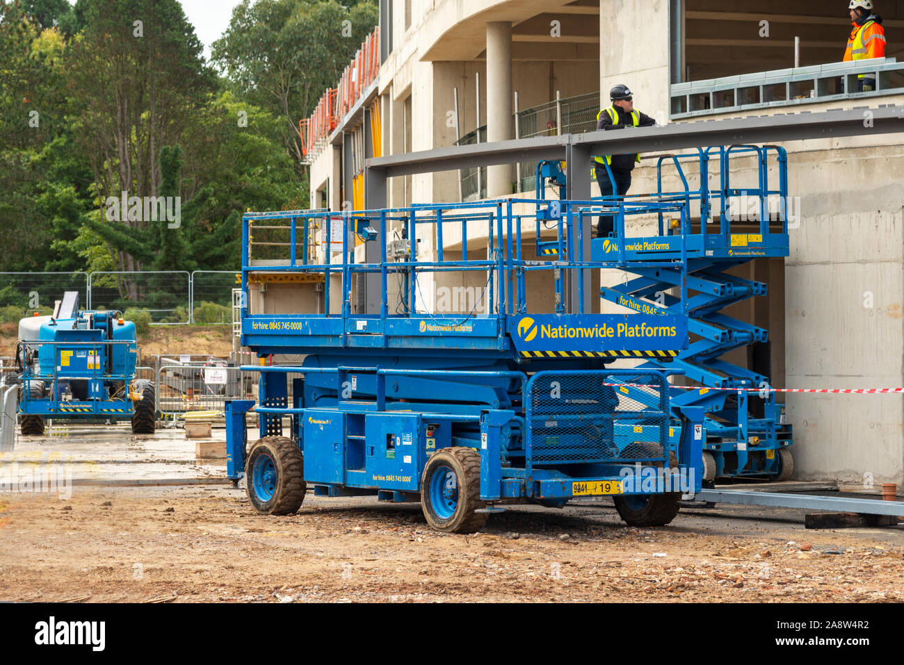 Scissor lift hi-res stock photography and images - Alamy