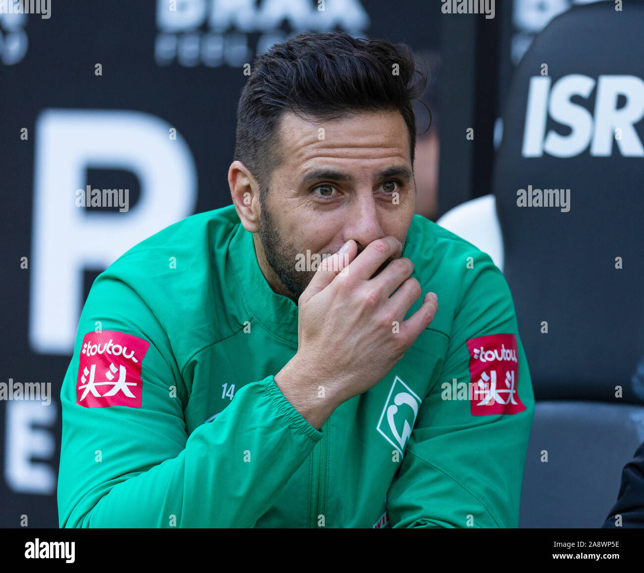 sports, football, Bundesliga, 2019/2020, Borussia Moenchengladbach vs. SV Werder Bremen 3-1, Stadium Borussia Park, substitutes bench, Claudio Pizarro (SVW), DFL REGULATIONS PROHIBIT ANY USE OF PHOTOGRAPHS AS IMAGE SEQUENCES AND/OR QUASI-VIDEO Stock Photo