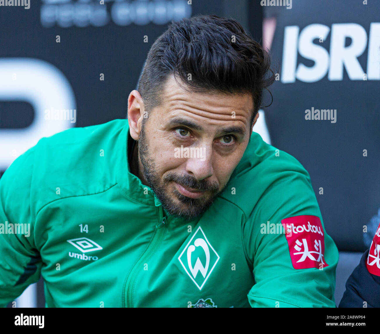 sports, football, Bundesliga, 2019/2020, Borussia Moenchengladbach vs. SV Werder Bremen 3-1, Stadium Borussia Park, substitutes bench, Claudio Pizarro (SVW), DFL REGULATIONS PROHIBIT ANY USE OF PHOTOGRAPHS AS IMAGE SEQUENCES AND/OR QUASI-VIDEO Stock Photo