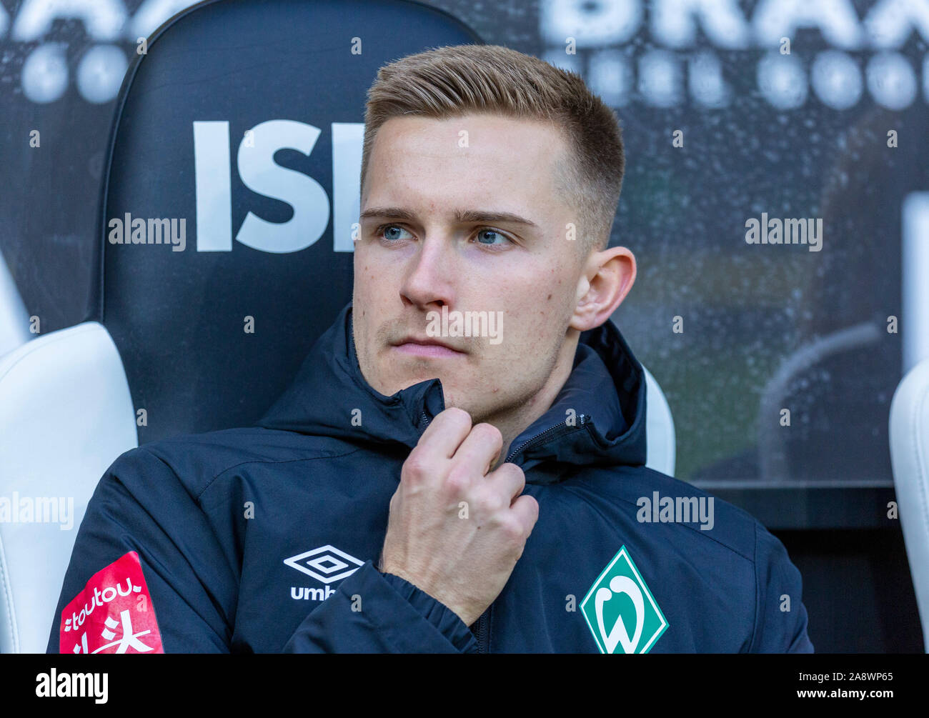 sports, football, Bundesliga, 2019/2020, Borussia Moenchengladbach vs. SV Werder Bremen 3-1, Stadium Borussia Park, substitutes bench, Johannes Eggestein (SVW), DFL REGULATIONS PROHIBIT ANY USE OF PHOTOGRAPHS AS IMAGE SEQUENCES AND/OR QUASI-VIDEO Stock Photo