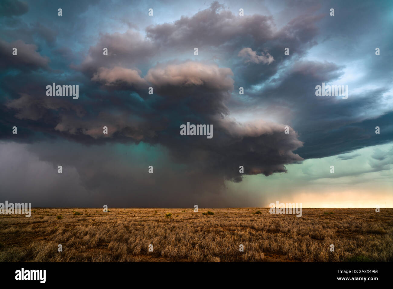 A supercell thunderstorm with dramatic storm clouds during a severe weather event in New Mexico Stock Photo
