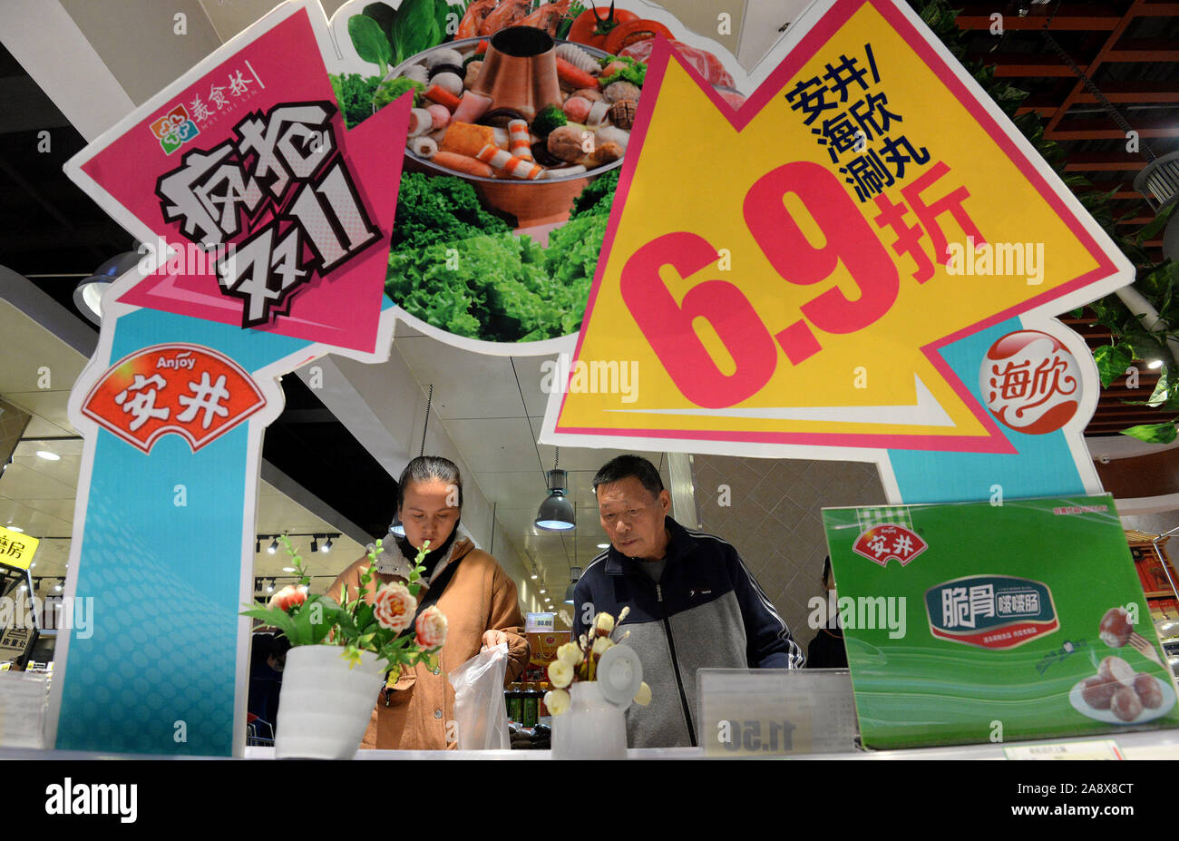 November 11, 2019, Hebei, China: During ''Double 11'' some shopping malls and supermarkets in Handan, Hebei, carry out large scale promotional activities to attract consumers. (Credit Image: © SIPA Asia via ZUMA Wire) Stock Photo