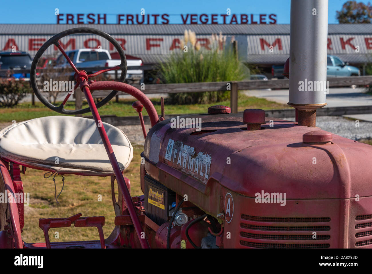Jaemor Farms roadside market is a popular destination offering fresh fruit and vegetables to locals and travelers in Northeast Georgia. (USA) Stock Photo