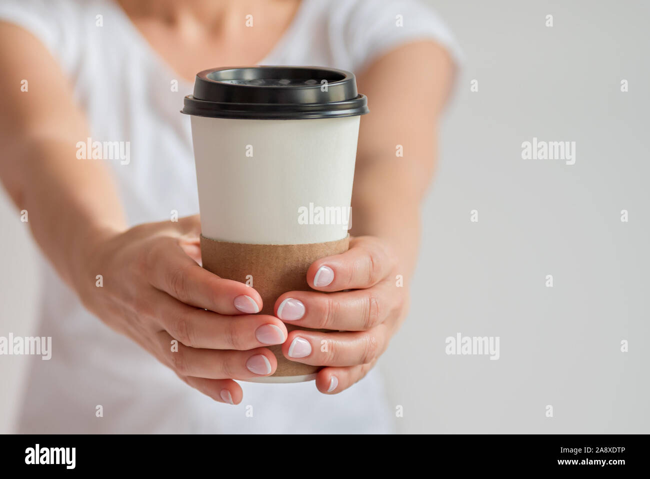 Mockup of woman hand holding a Coffee paper cup Stock Photo - Alamy