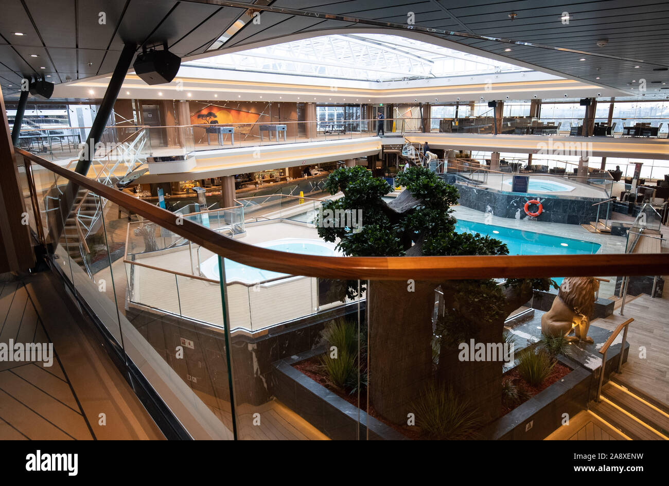 08 November 2019, Hamburg: Indoor pool with whirlpools and bar on board ...