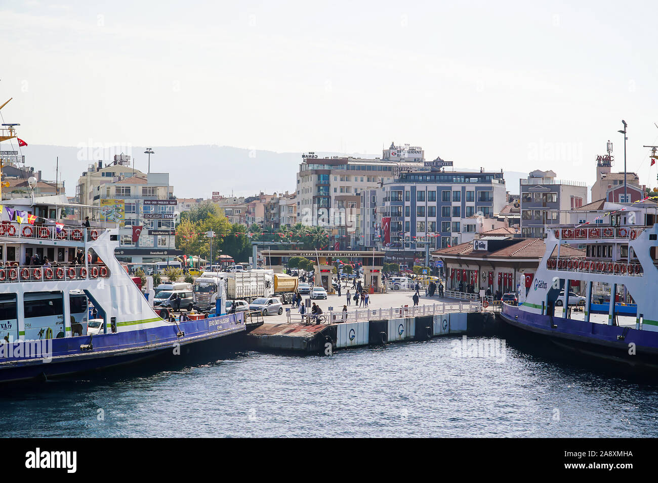 ferries embarking at canakkale ferry terminal turkish canakkale feribot iskelesi typical day and traffic at the port of canakkale stock photo alamy
