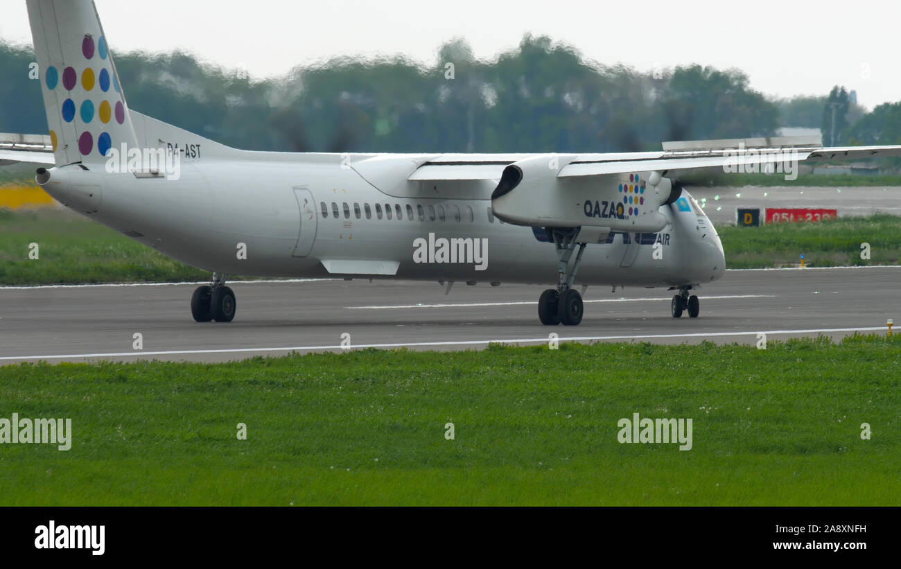 Bombardier DASH-8 braking Stock Photo