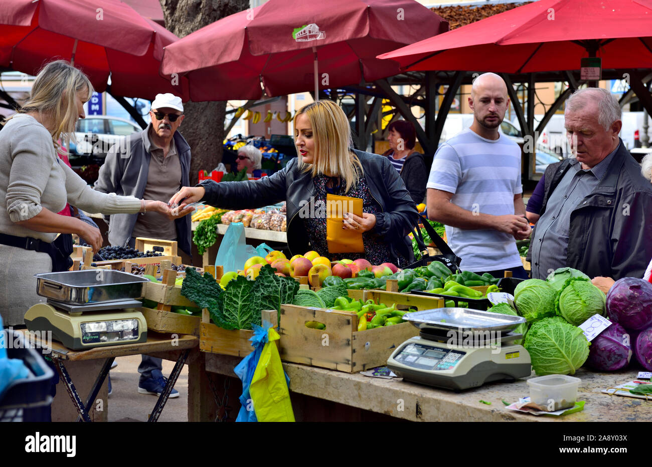 Covered market stalls hi-res stock photography and images - Alamy