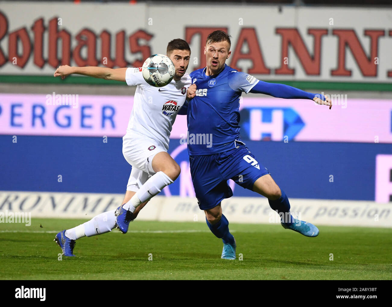 Karlsruhe, Germany. 11th Nov, 2019. Soccer: 2nd Bundesliga, Karlsruher SC - Erzgebirge Aue, 13th matchday in the Wildparkstadion. Marvin Pourie (r) from Karlsruhe and Marko Mihojevic from Auer fight for the ball. Credit: Uli Deck/dpa - IMPORTANT NOTE: In accordance with the requirements of the DFL Deutsche Fußball Liga or the DFB Deutscher Fußball-Bund, it is prohibited to use or have used photographs taken in the stadium and/or the match in the form of sequence images and/or video-like photo sequences./dpa/Alamy Live News Stock Photo