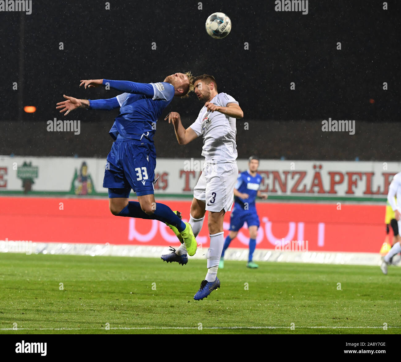 Karlsruhe, Germany. 11th Nov, 2019. Soccer: 2nd Bundesliga, Karlsruher SC - Erzgebirge Aue, 13th matchday in the Wildparkstadion. Philipp Hofmann (l) from Karlsruhe and Marko Mihojevic from Auer fight for the ball. Credit: Uli Deck/dpa - IMPORTANT NOTE: In accordance with the requirements of the DFL Deutsche Fußball Liga or the DFB Deutscher Fußball-Bund, it is prohibited to use or have used photographs taken in the stadium and/or the match in the form of sequence images and/or video-like photo sequences./dpa/Alamy Live News Stock Photo