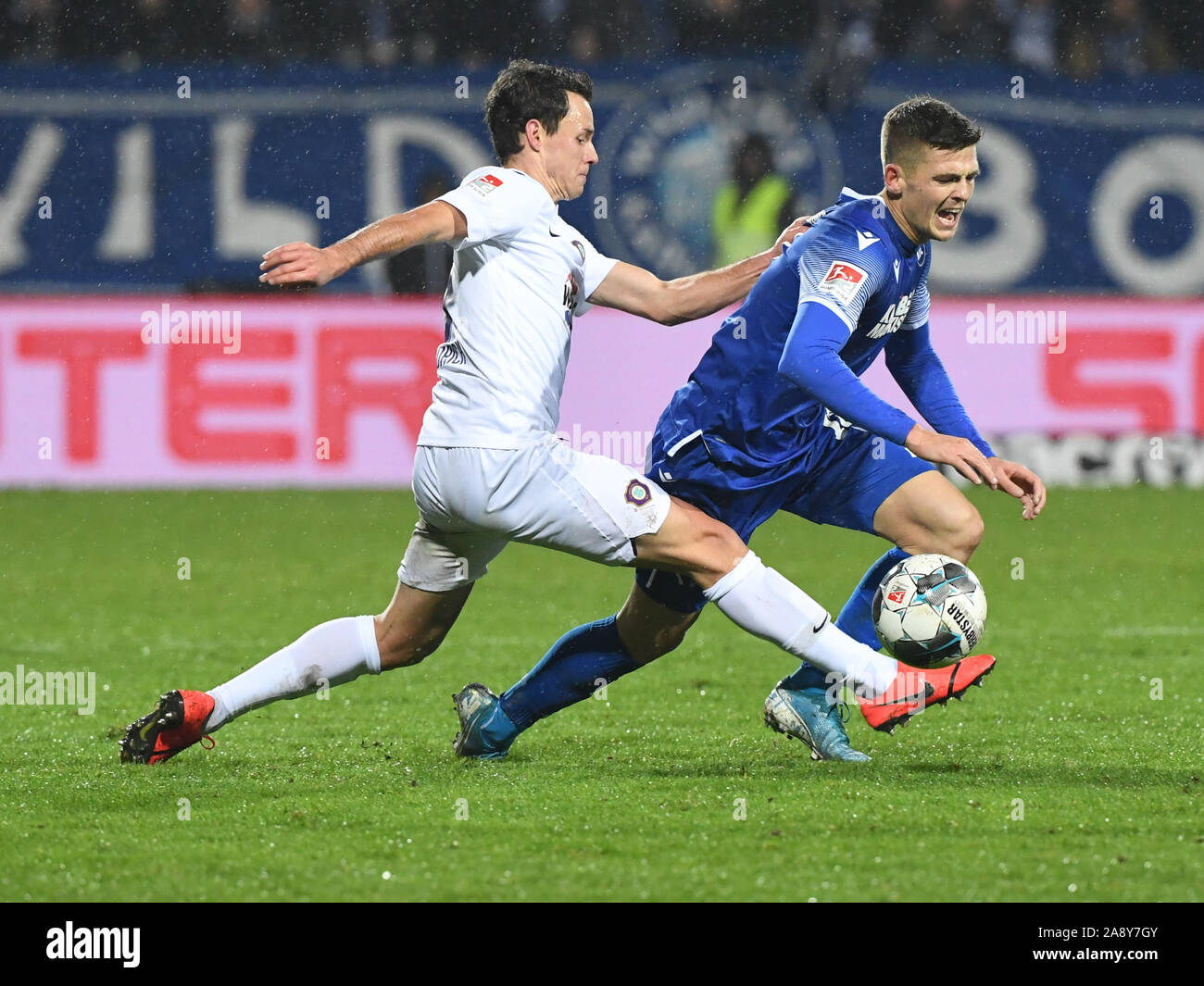 Karlsruhe, Germany. 11th Nov, 2019. Soccer: 2nd Bundesliga, Karlsruher SC - Erzgebirge Aue, 13th matchday in the Wildparkstadion. Marvin Wanitzek (l) from Karlsruhe and Clemens Fandrich from Aue fight for the ball. Credit: Uli Deck/dpa - IMPORTANT NOTE: In accordance with the requirements of the DFL Deutsche Fußball Liga or the DFB Deutscher Fußball-Bund, it is prohibited to use or have used photographs taken in the stadium and/or the match in the form of sequence images and/or video-like photo sequences./dpa/Alamy Live News Stock Photo