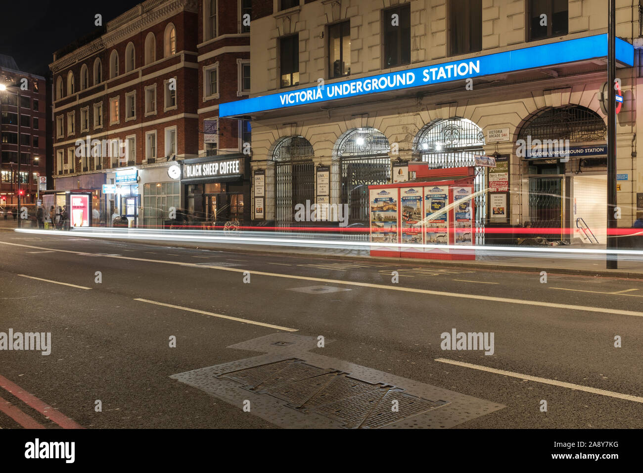 Victoria tube station hires stock photography and images Alamy