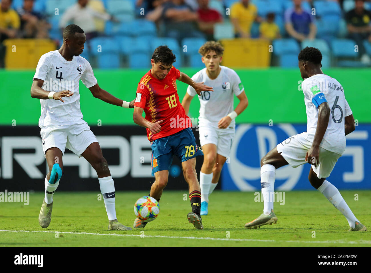 Девушка с геймпадом фото. He enjoys playing. Педро гонсалес суарес испания. He enjoys playing. Стефан карри и леброн джеймс.