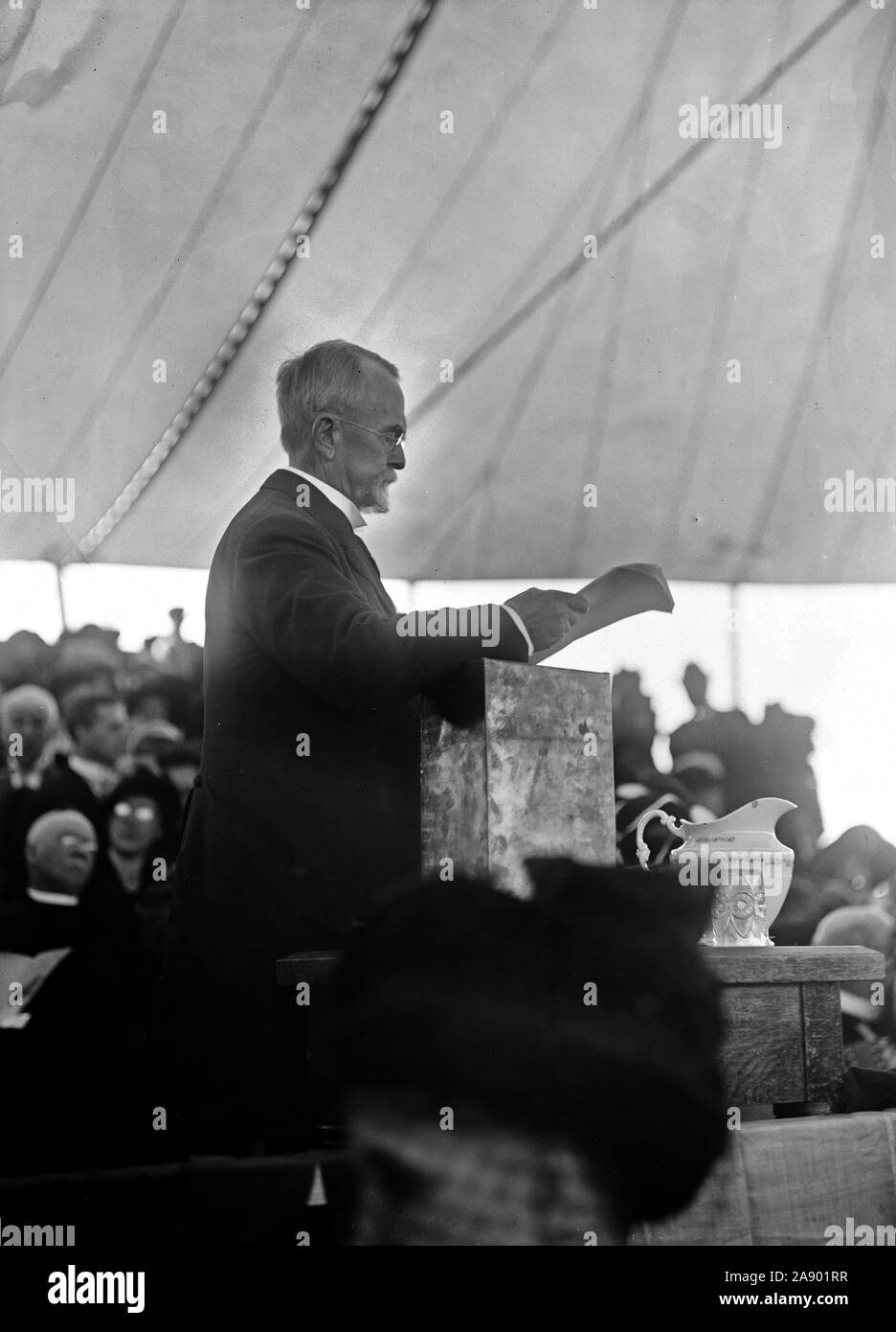 Hillary A. Herbert speaking at the laying of the cornerstone of the Confederate Monument at Arlington National Cemetery ca. 1912 Stock Photo