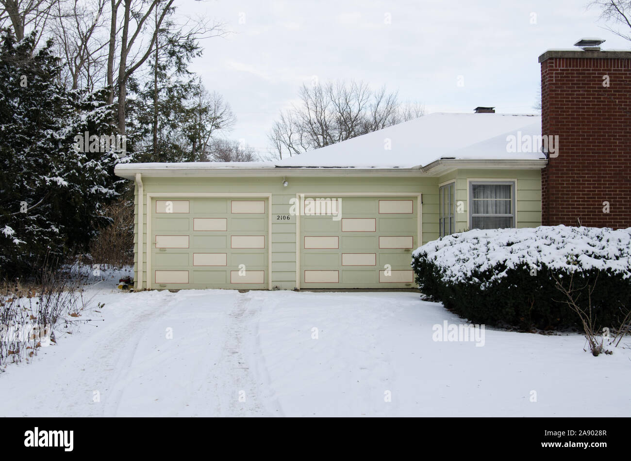 snowy cold weather winter garage driveway home Stock Photo Alamy