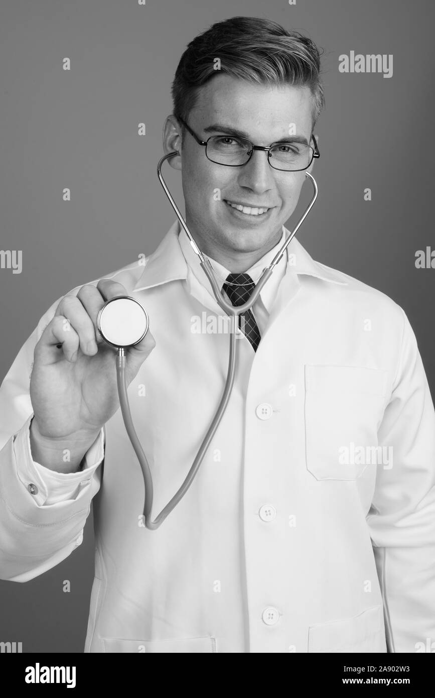 Doctor in lab coat using Black and White Stock Photos & Images - Alamy