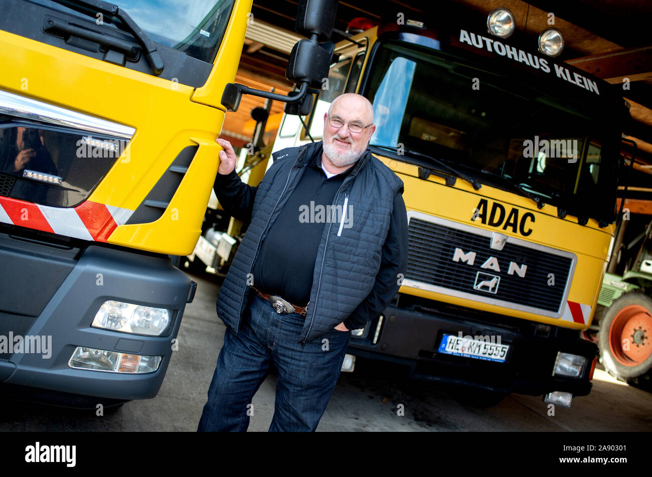 Mariental, Germany. 22nd Oct, 2019. Manfred Klein, former owner of a car dealership with car repair shop, stands at a recovery vehicle with the ADAC logo. The former breakdown helper on behalf of the ADAC witnessed the opening of the border at the Helmstedt-Marienborn border crossing and was able to help many drivers with Trabant and Wartburg after breakdowns or accidents on the A2 in the following months. Credit: Hauke-Christian Dittrich/dpa/Alamy Live News Stock Photo