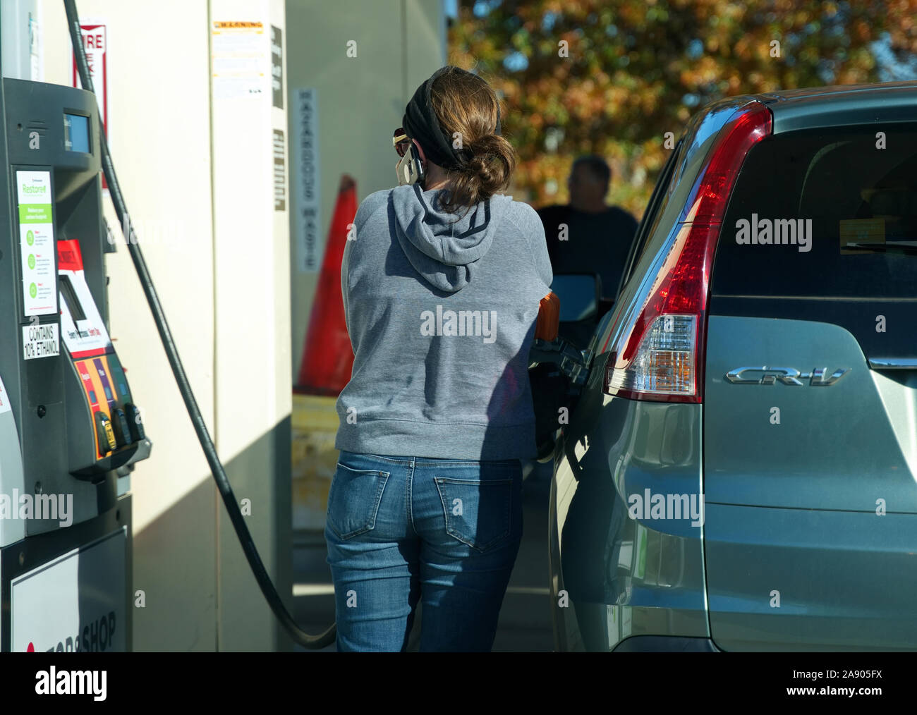 Woman pumping gas gas station hires stock photography and images Alamy