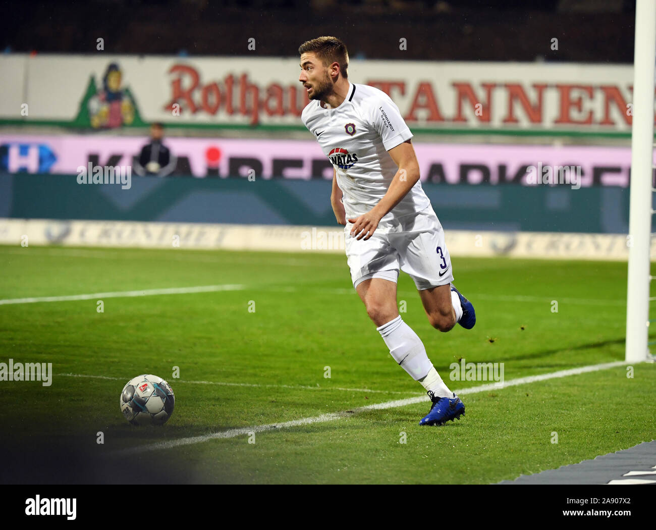 Karlsruhe, Germany. 11th Nov, 2019. Soccer: 2nd Bundesliga, Karlsruher SC - Erzgebirge Aue, 13th matchday in the Wildparkstadion. Auer Marko Mihojevic. Credit: Uli Deck/dpa - IMPORTANT NOTE: In accordance with the requirements of the DFL Deutsche Fußball Liga or the DFB Deutscher Fußball-Bund, it is prohibited to use or have used photographs taken in the stadium and/or the match in the form of sequence images and/or video-like photo sequences./dpa/Alamy Live News Stock Photo