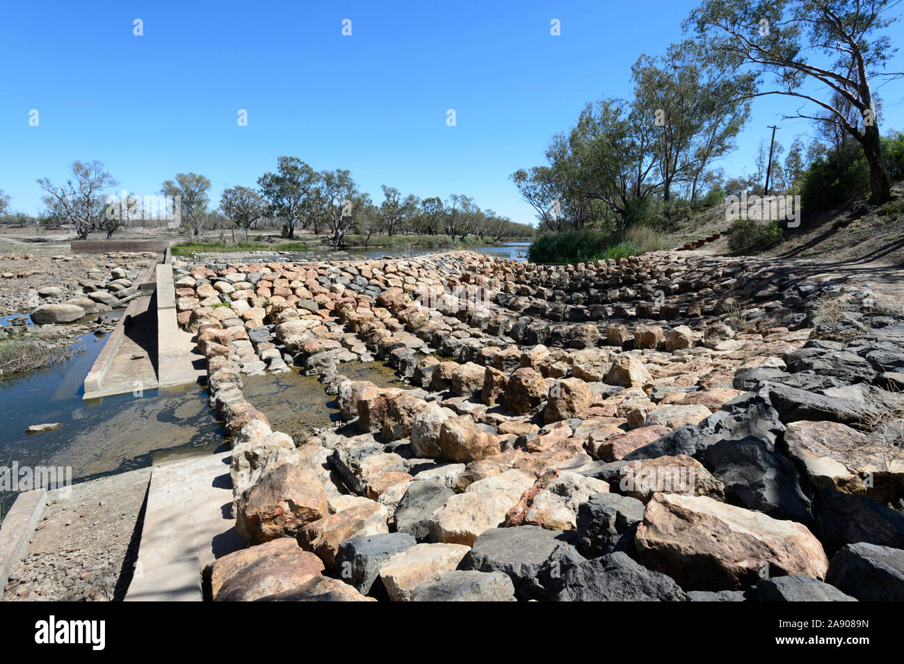https://c8.alamy.com/comp/2A9089N/brewarrina-weir-on-the-barwon-river-has-a-fish-ladder-made-of-rocks-to-assist-fish-upstream-of-the-weir-brewarrina-new-south-wales-nsw-australia-2A9089N.jpg