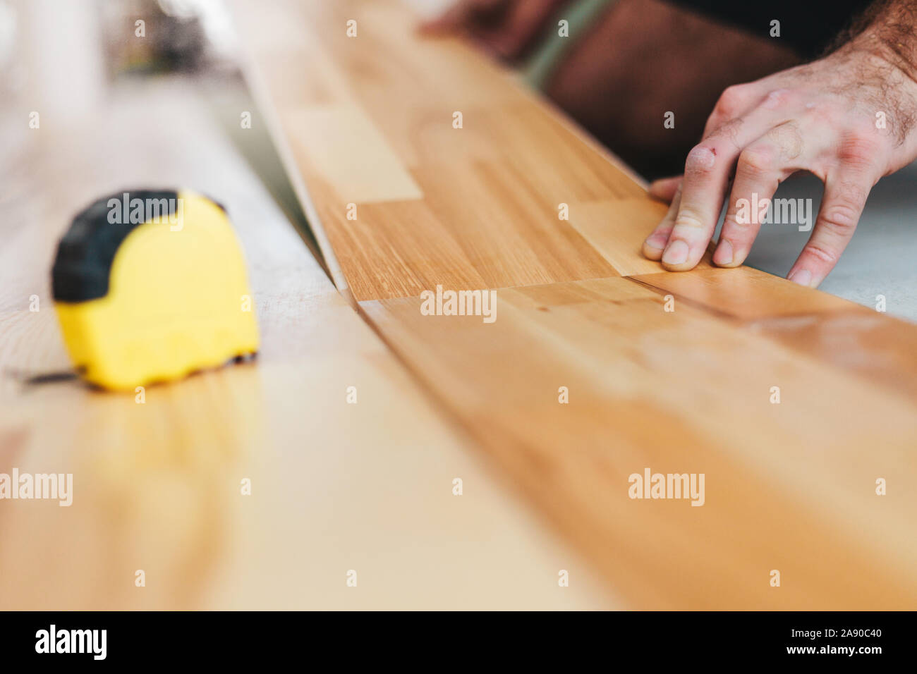 The master inserts the floorboard technology build a floating floor