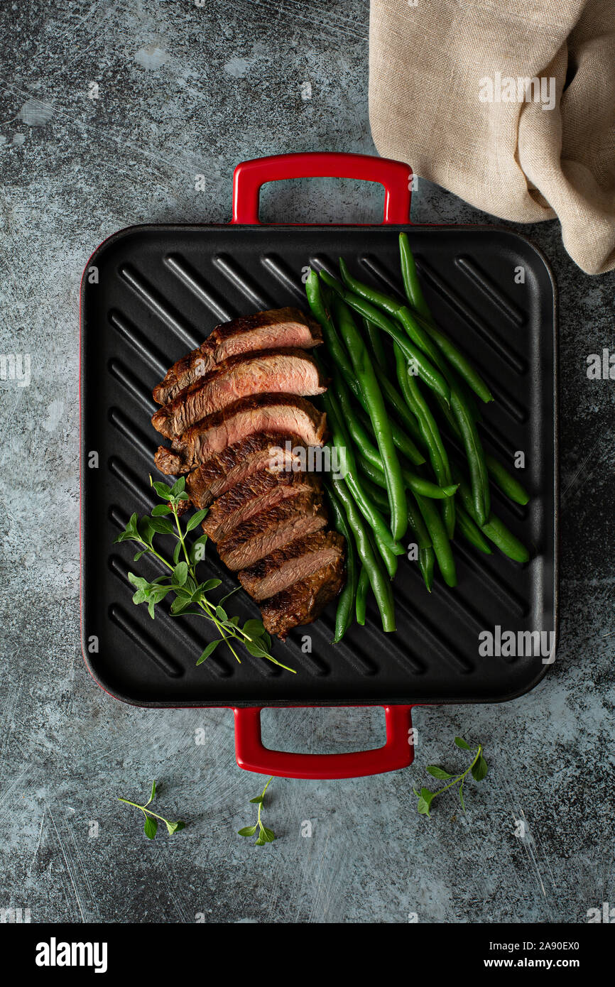 Grilled sirloin steak with blanched green beans on a grill pan Stock ...