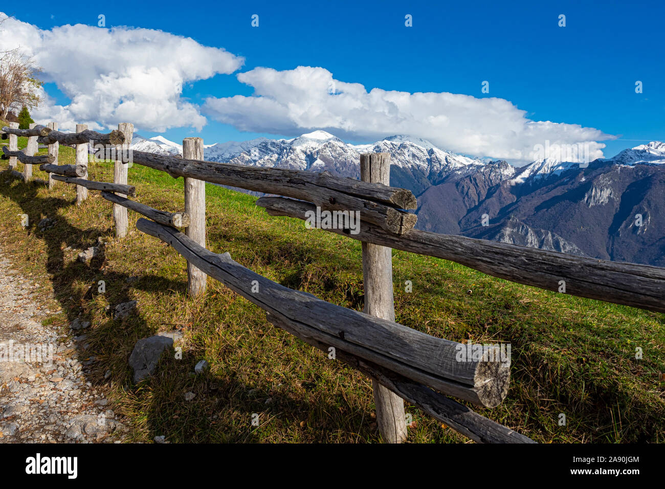 Broken white picket fence hi-res stock photography and images - Alamy