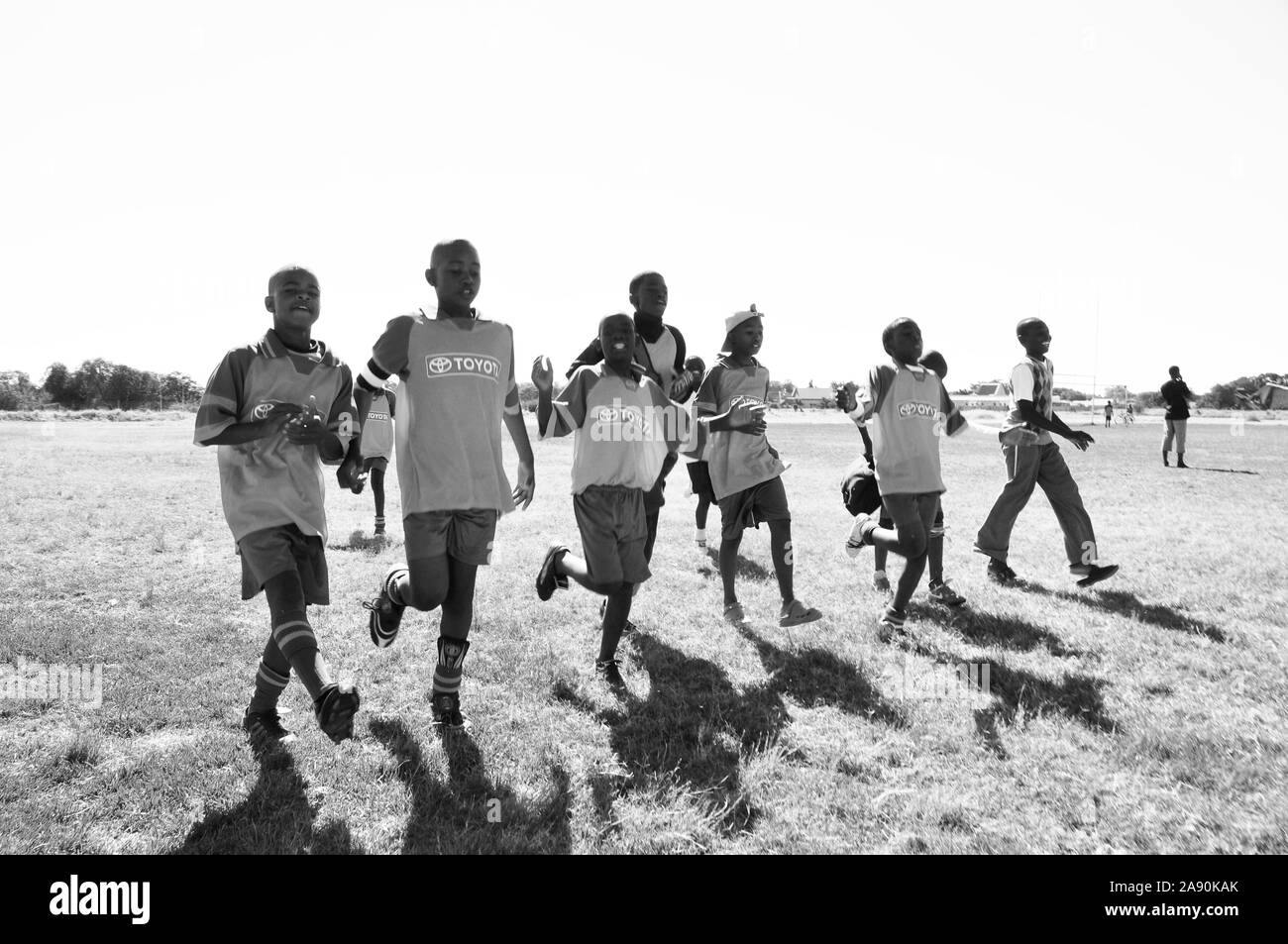 Jugendliche namibische Fussballer beim Aufwärmen. Young namibian footballers. Sport fördert den Teamgeist und erhöht die Leistungsbereitschaft. Stock Photo