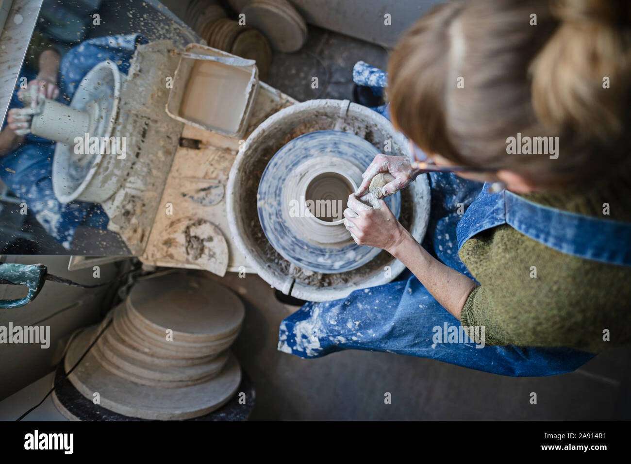 Potter using potters wheel Stock Photo Alamy