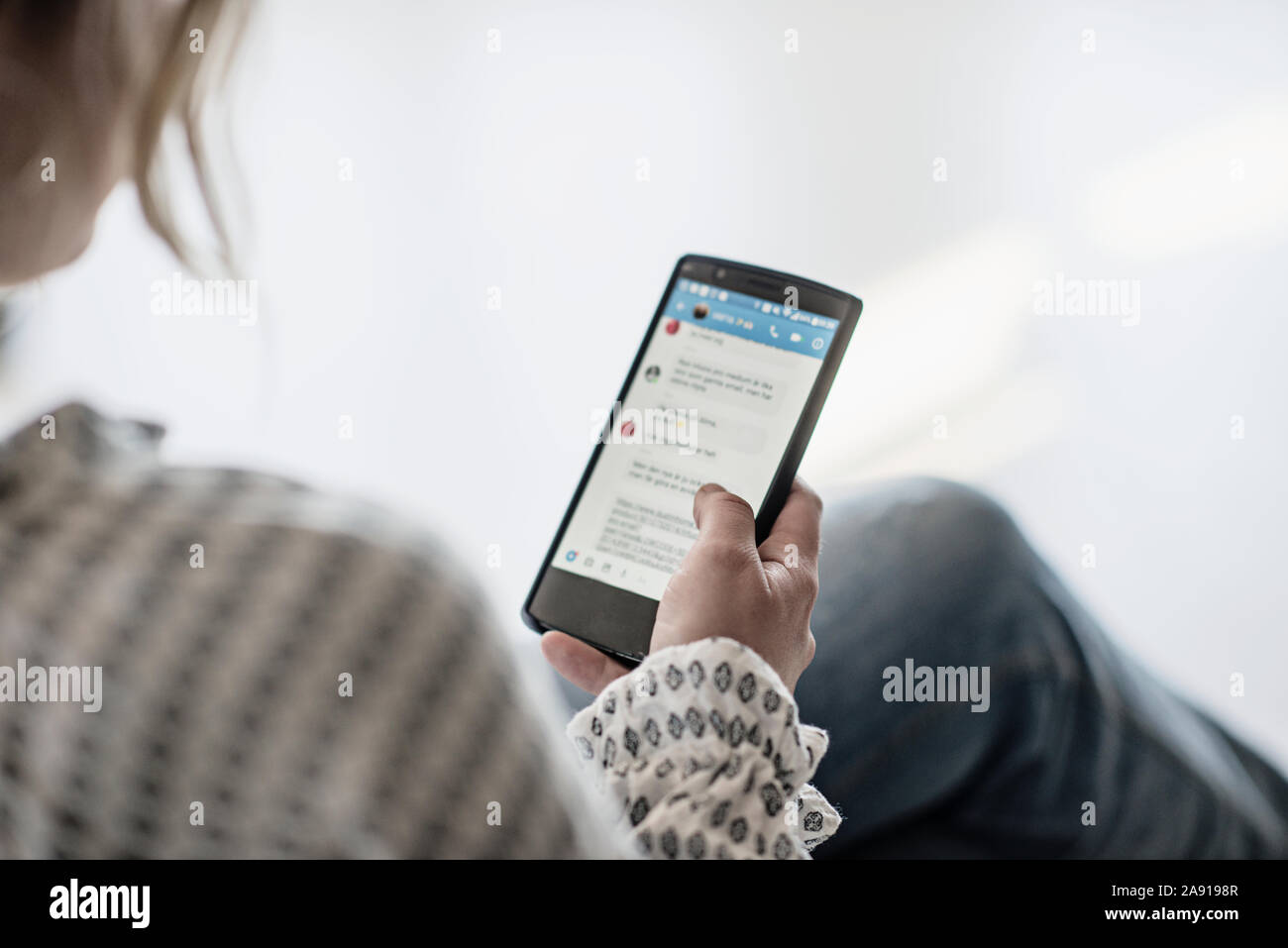 Woman reading phone rear view hi-res stock photography and images - Alamy