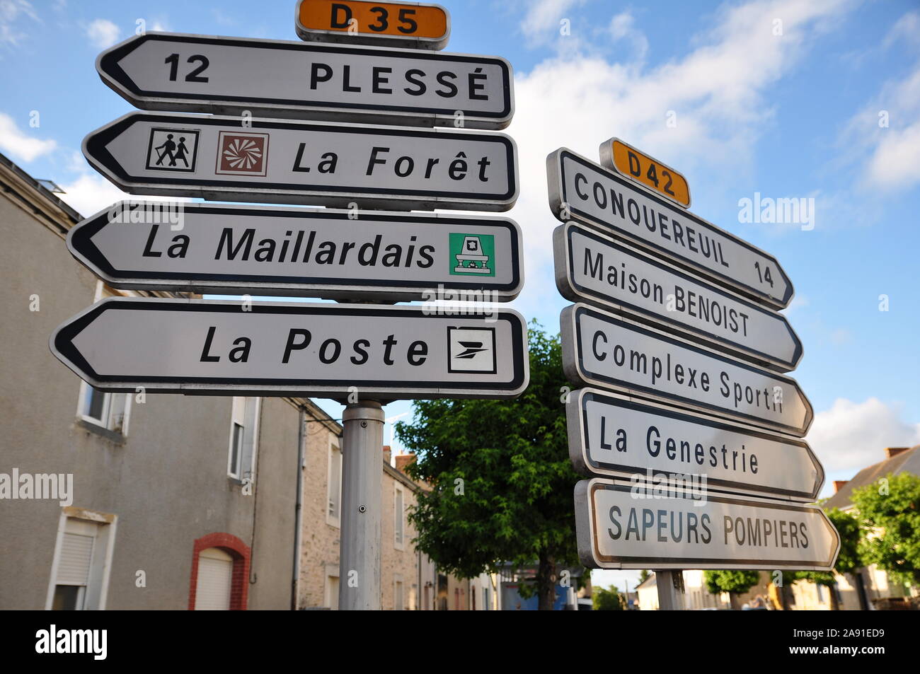 french-road-signsle-gavre-loire-atlantique-2A91ED9.jpg