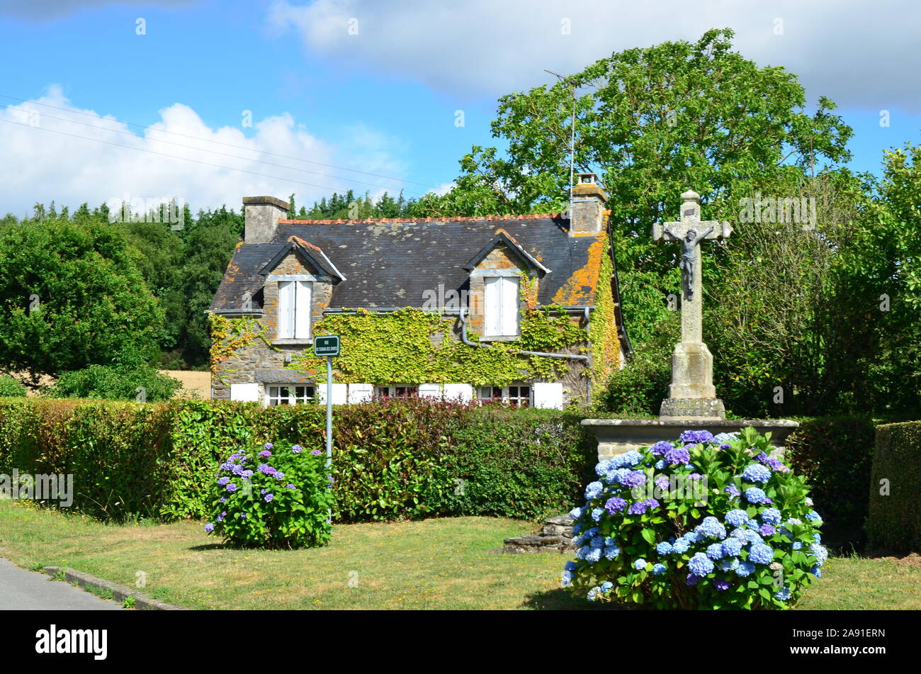 Attractive House and shrine, St Aignan, Brittany Stock Photo