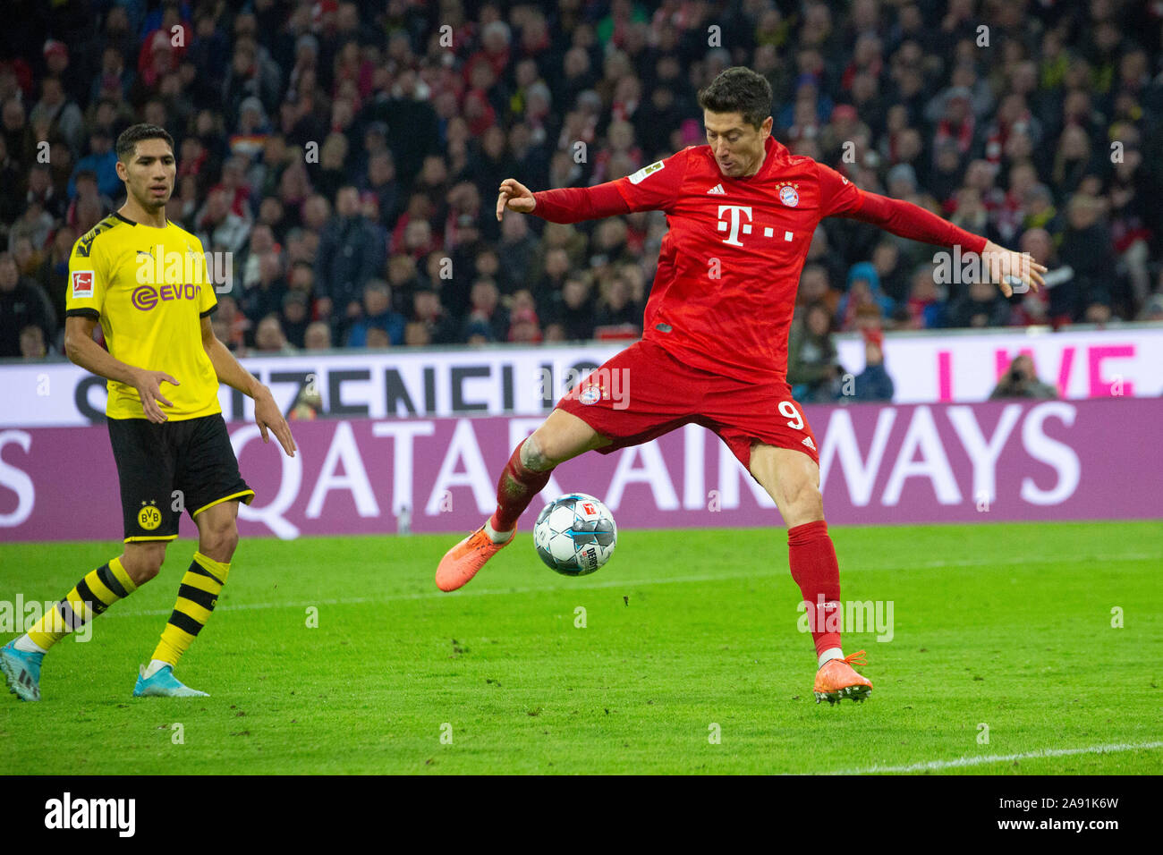 Robert LEWANDOWSKI (# 9, M) hits the goal to 3: 0. Soccer, FC Bayern Munich  (M) - Borussia Dortmund (DO) 4: 0, Bundesliga, 11.matchday, season 2019/2020,  on 09/11/2019 in Muenchen/ALLIANZARENA/Germany. Editorial Note: