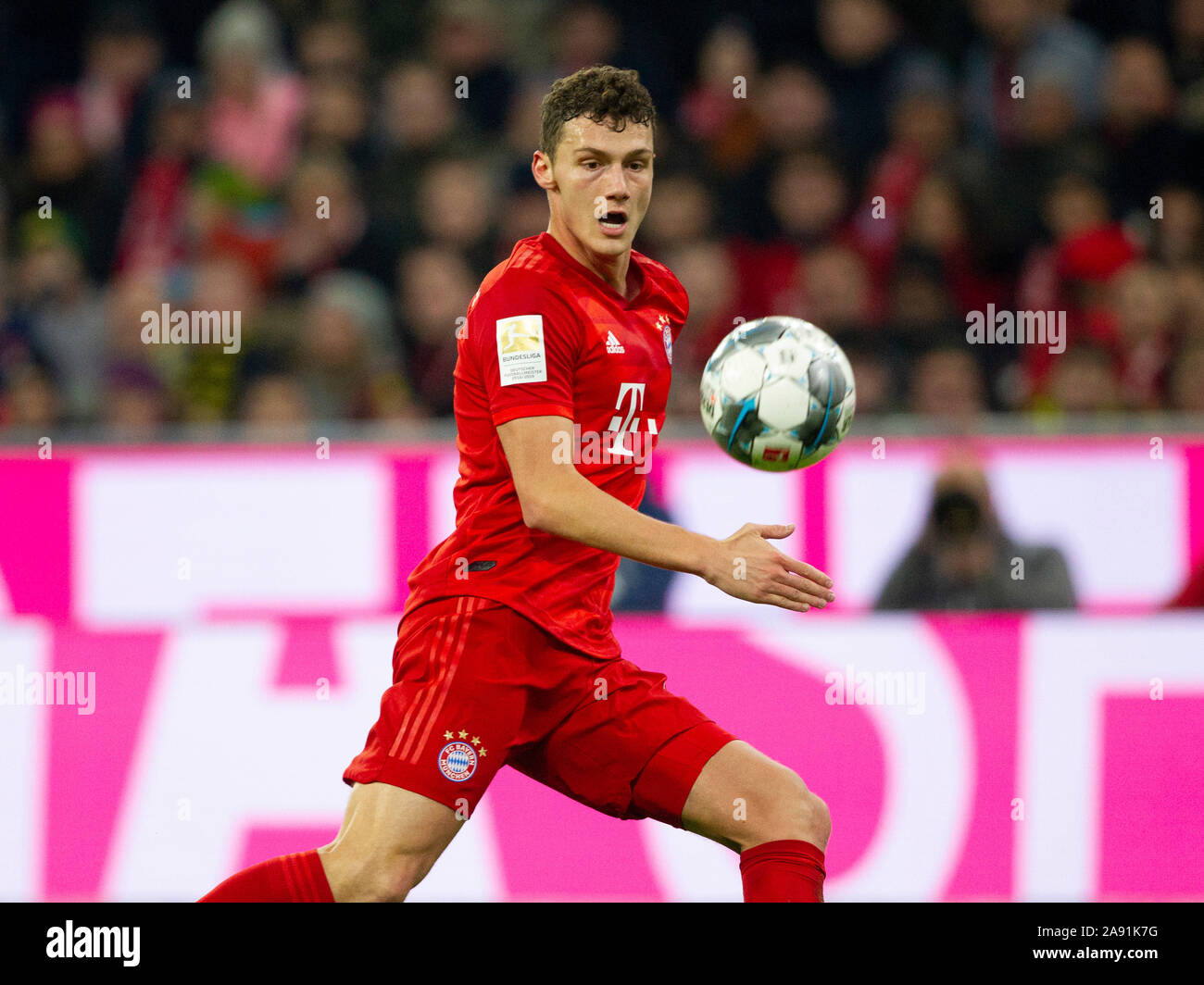 Benjamin PAVARD (# 5, M). Soccer, FC Bayern Munich (M) - Borussia Dortmund (DO) 4: 0, Bundesliga, 11.matchday, season 2019/2020, on 09/11/2019 in Muenchen/ALLIANZARENA/Germany. Editorial Note: DFL regulations prohibit any use of photographs as image sequences and/or quasi-video. ¬ | usage worldwide Stock Photo