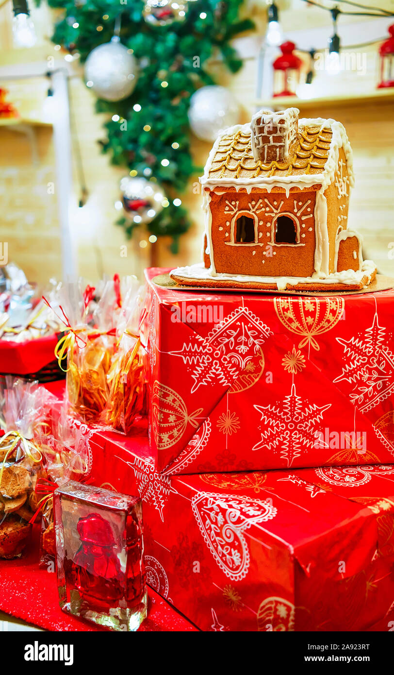 Gingerbread house at the Vilnius Christmas Market Stock Photo Alamy