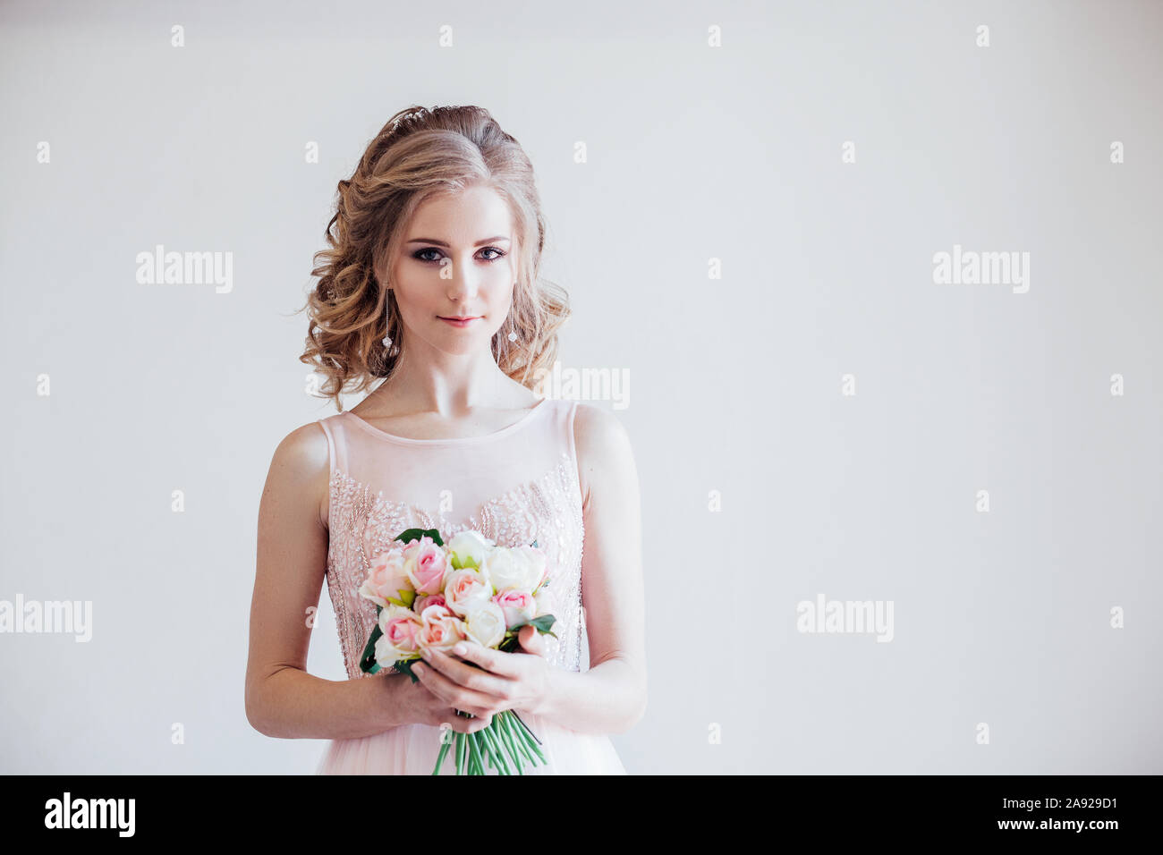 bride in wedding dress holding a bouquet of flowers Stock Photo - Alamy