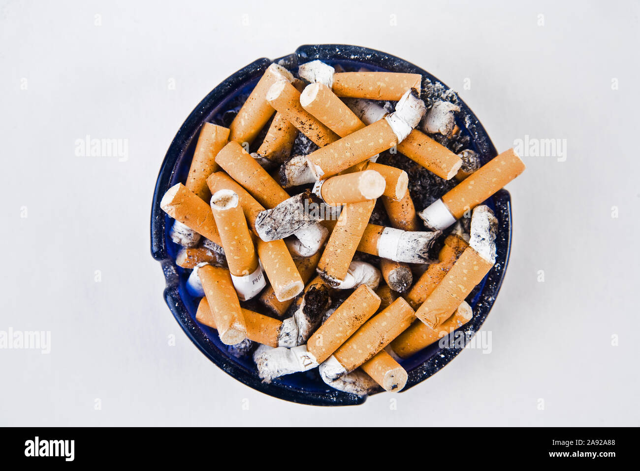 Voller Aschenbecher - Zigaretten Stock Photo