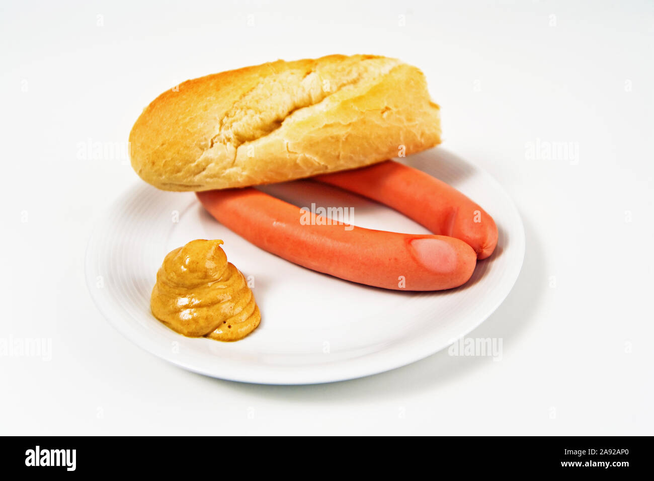 Frankfurter oder Wienerwürstchen mit Senf und Brot Stock Photo - Alamy