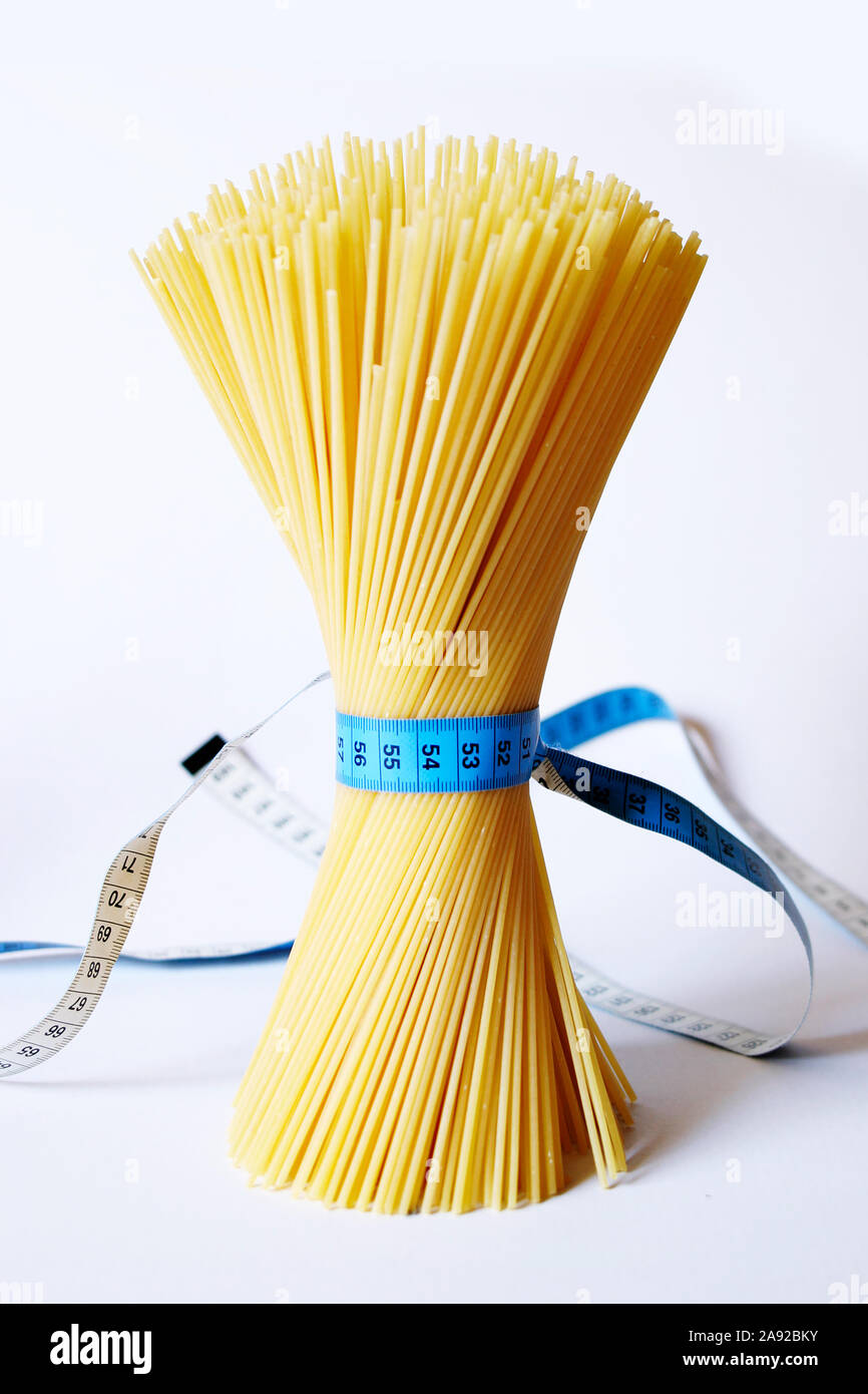 Spaghetti mit Massband, Symbiolbild für Abnehmen, Stock Photo
