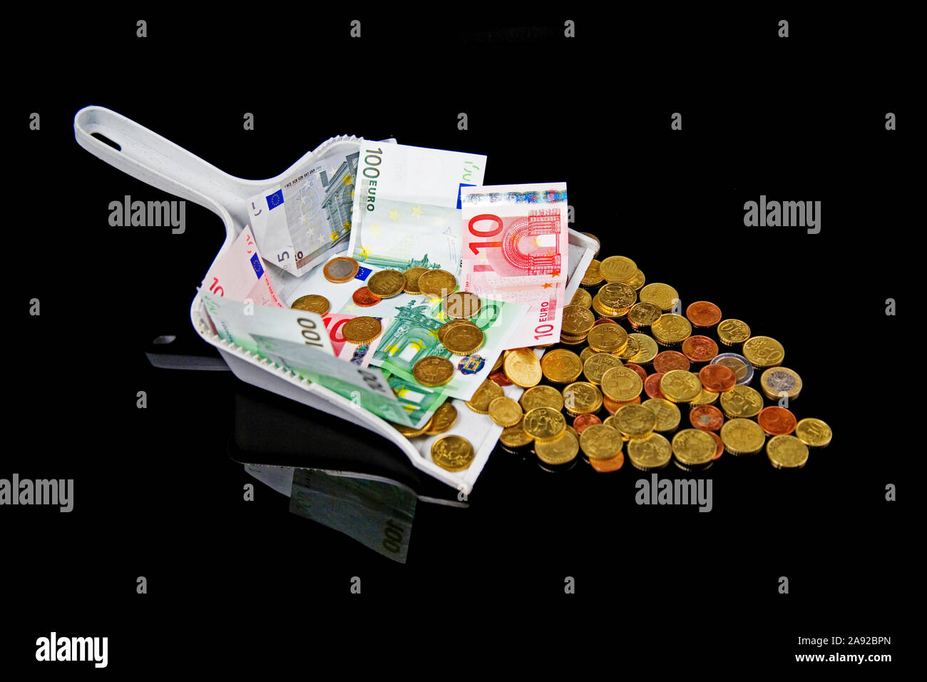 Euro Geld in einer Kehrschaufel, Münzen und Banknoten, Stock Photo