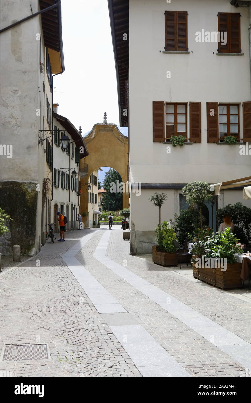 Historische Altstadt von Chiavenna, Torbogen 'Santa Maria'. Stock Photo