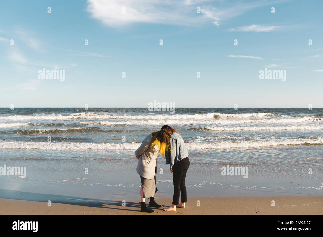 Women on beach hi-res stock photography and images - Alamy